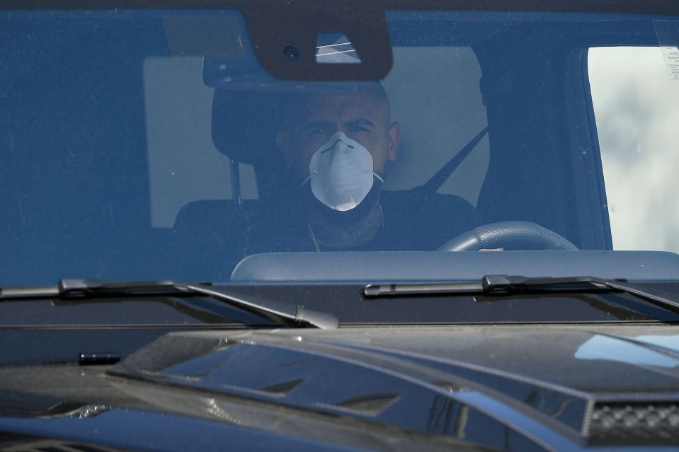  Arturo Vidal also chose to protect his face as he made his way in