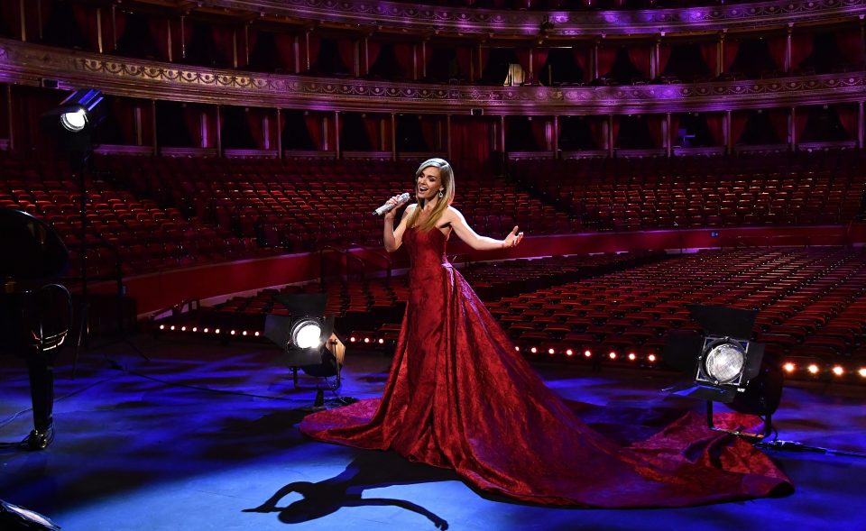  Katherine Jenkins has sung a series of wartime classic songs by Dame Very Lynn at the Royal Albert Hall