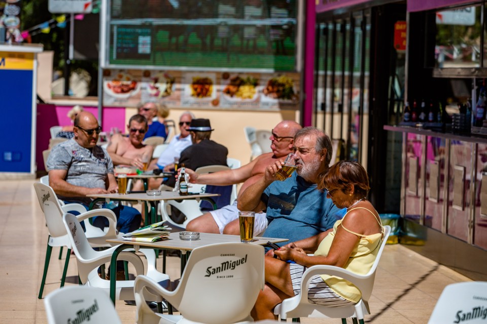  Bars with terraces once again welcomed customers in Benidorm today