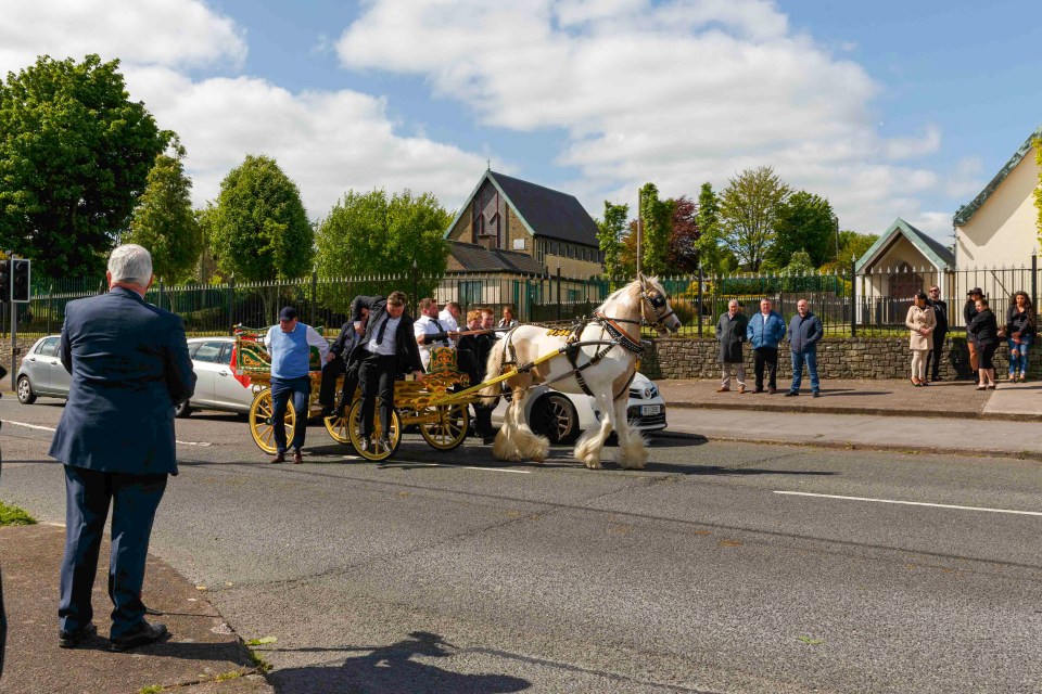  People appeared to have travelled some distances to attend the funeral