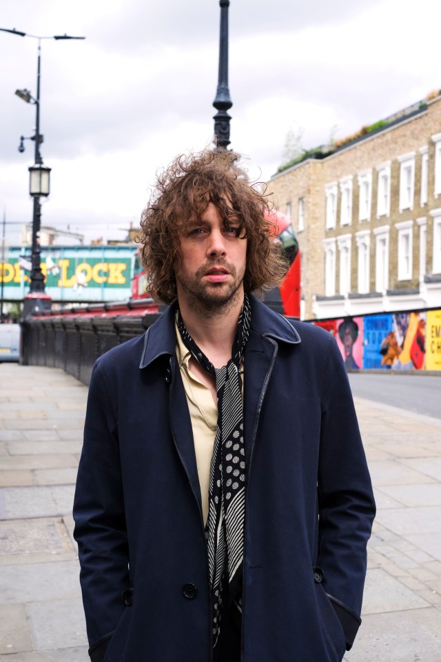  Razorlight's Johnny Borrell has blasted the current chart toppers for wasting time on social media