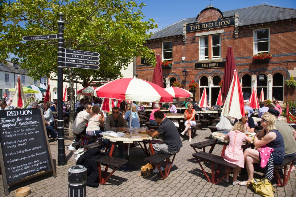  People drinking in the beer garden and street tables at the Red Lion pub in Weymouth (stock image)