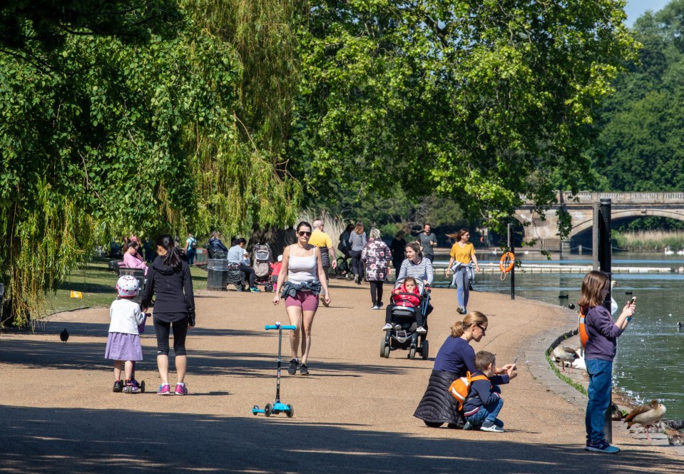  Families enjoy the sunshine in Hyde Park