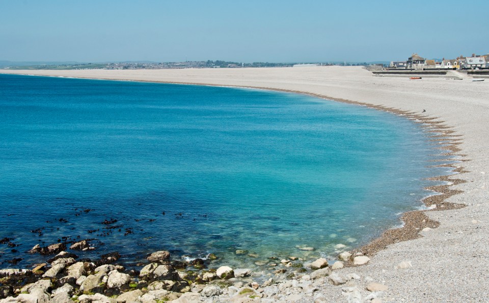  A photographer captured this stunning image of the light blue sea at Chesil Beach