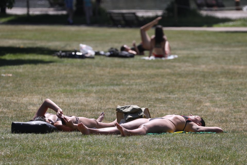  Hundreds of Brits were sunbathing in Hyde Park, London, on Wednesday