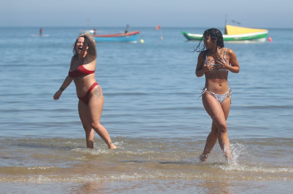  Sorrell Vince, 23, right, from Northampton and Bethany Heatley, from Preston, enjoying the sun on Cullercoats Beach, Tynemouth