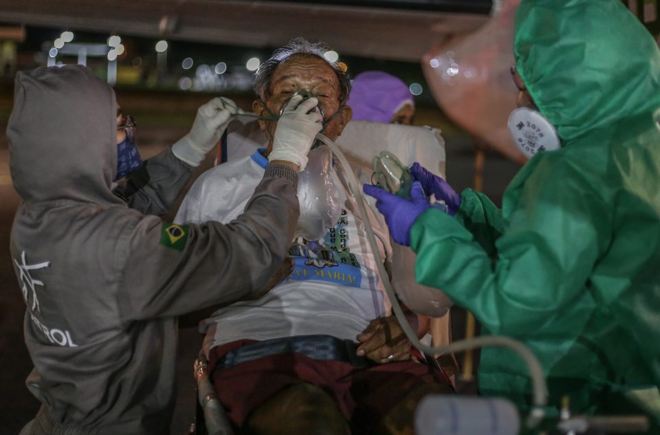  A man in a critical condition arrives in Manaus after being transferred from a more remote part of Brazil