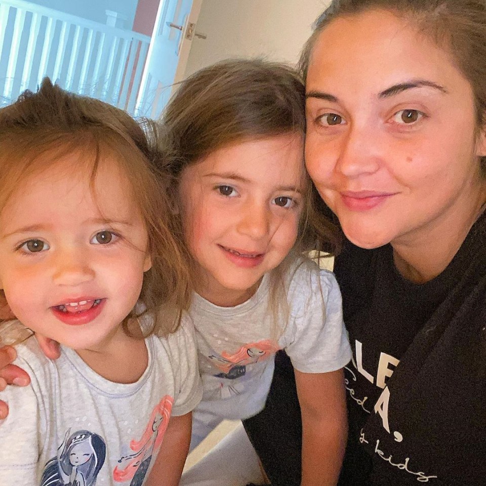  Jacqueline posted a cute snap with her daughters