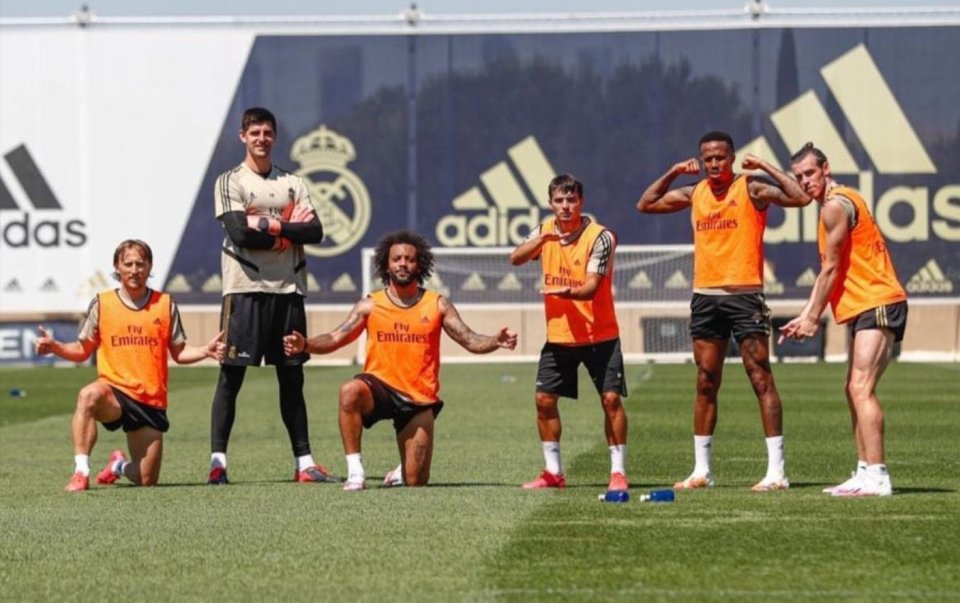  Gareth Bale, far right, pulled off this golf pose during training