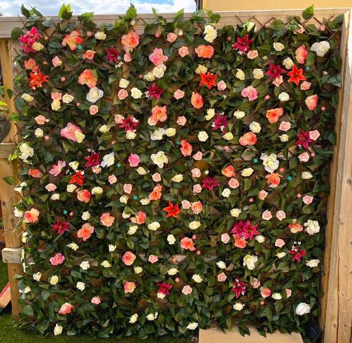 The woman decided to create an incredible flower wall in the lockdown