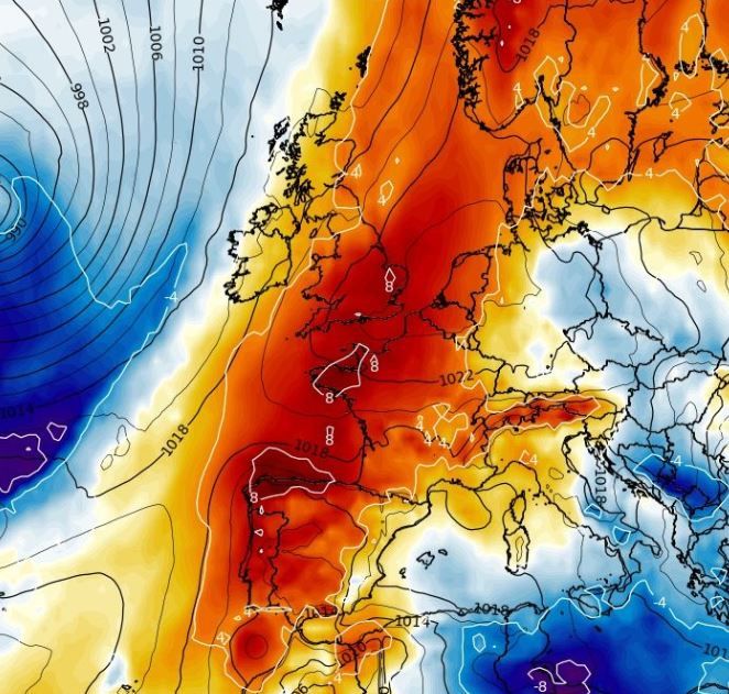 A 700-mile wide 'midsummer melt' is due to bring temperatures of 32C to the UK