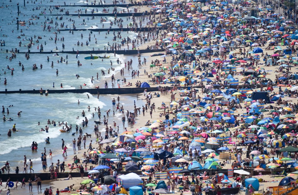 Tens of thousands of Brits squeezed onto the beach at Bournemouth 