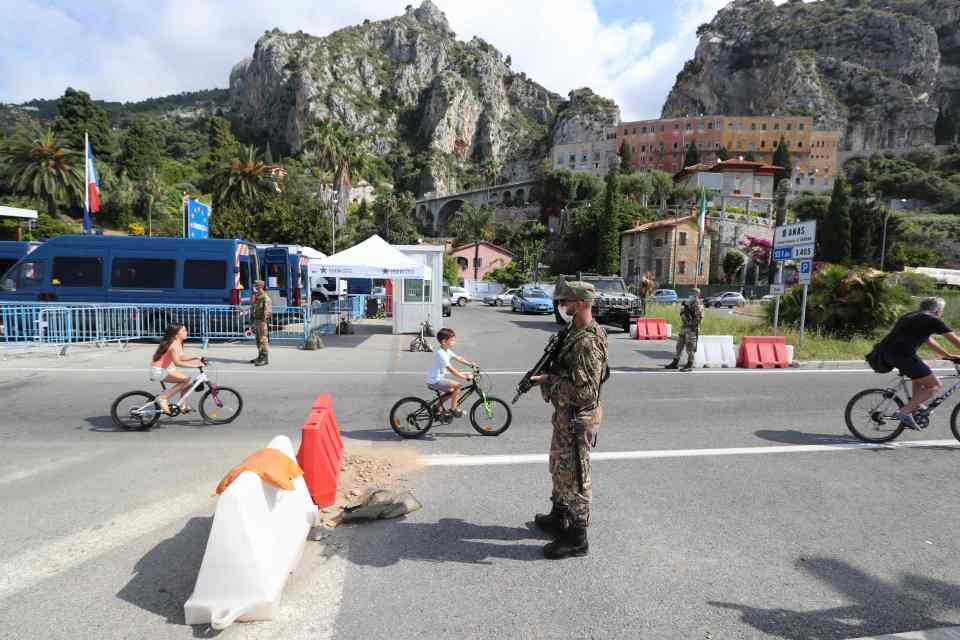  Italian border police give access to travellers at the French-Italian border