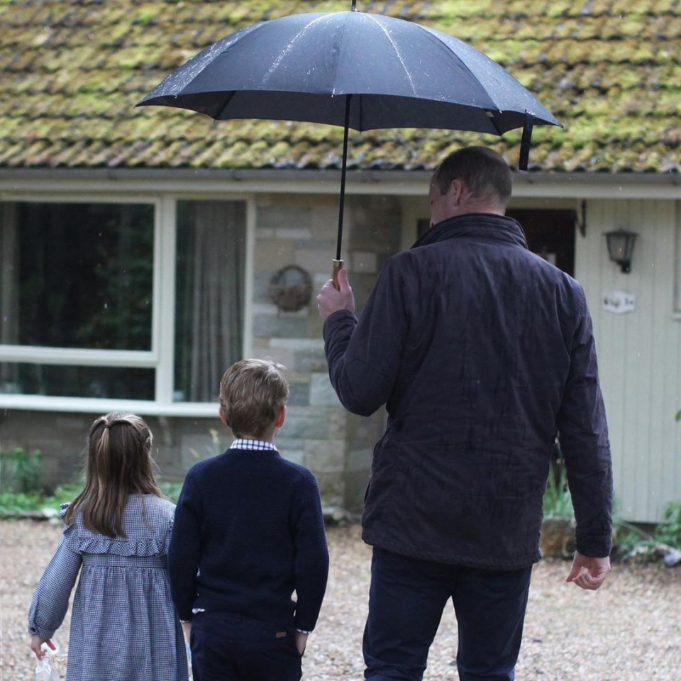 An adorabe new photo has been released of Prince George and Princess Charlotte taking food in lockdown to pensioners