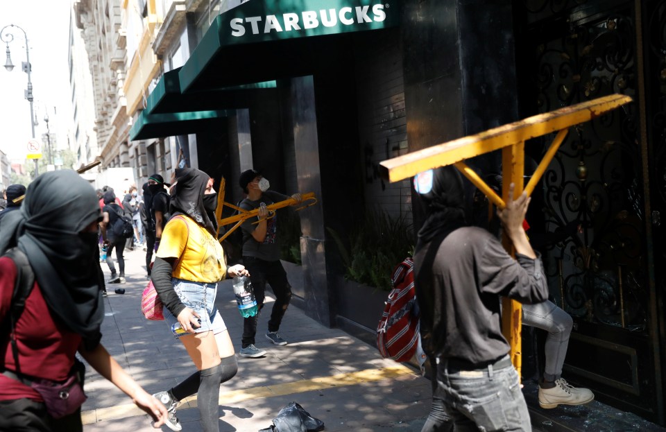 People use heavy objects from the street to break into a Starbucks store in New Mexico