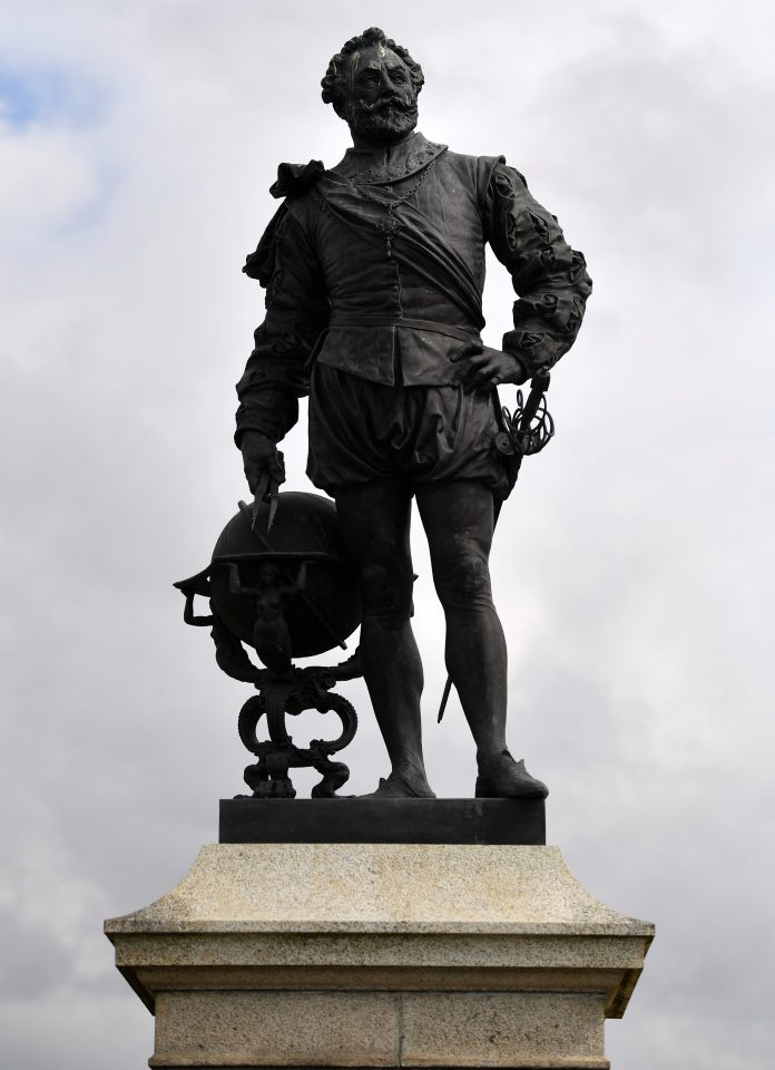  A statue of Sir Francis Drake on Plymouth Hoe