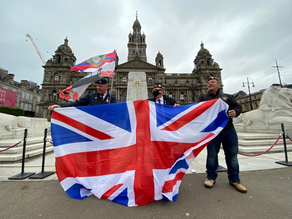  Protestors gather round Glasgow's war memorial in a bid to 'protect' it