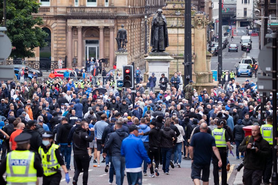  Hundreds of people gather in Glasgow city centre