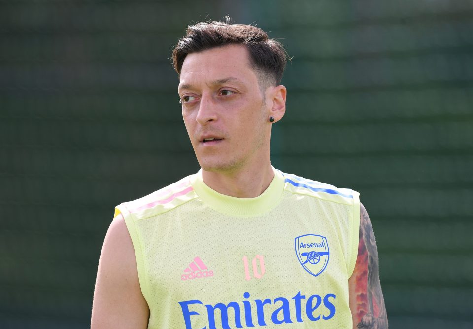  Ozil may not leave North London until next summer