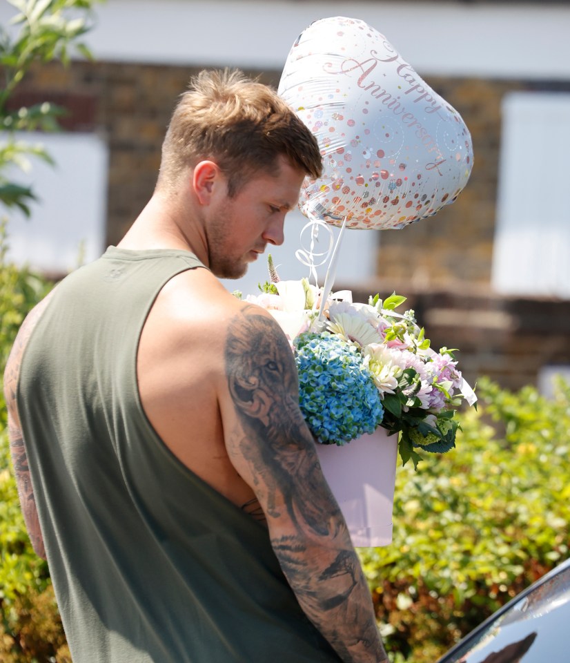  He picked up an impressive bouquet of flowers and balloons for his wife