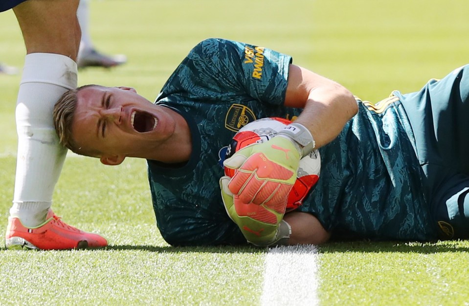  Leno screamed out in pain as his knee crumpled underneath him