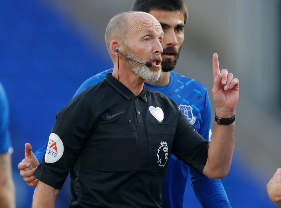  Fans have poked fun of Mike Dean's beard on social media after its debut in the Merseyside derby