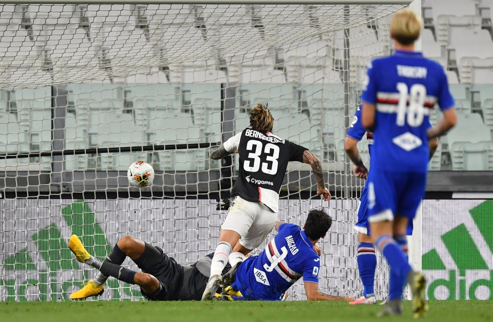 Federico Bernardeschi scores for Juventus 