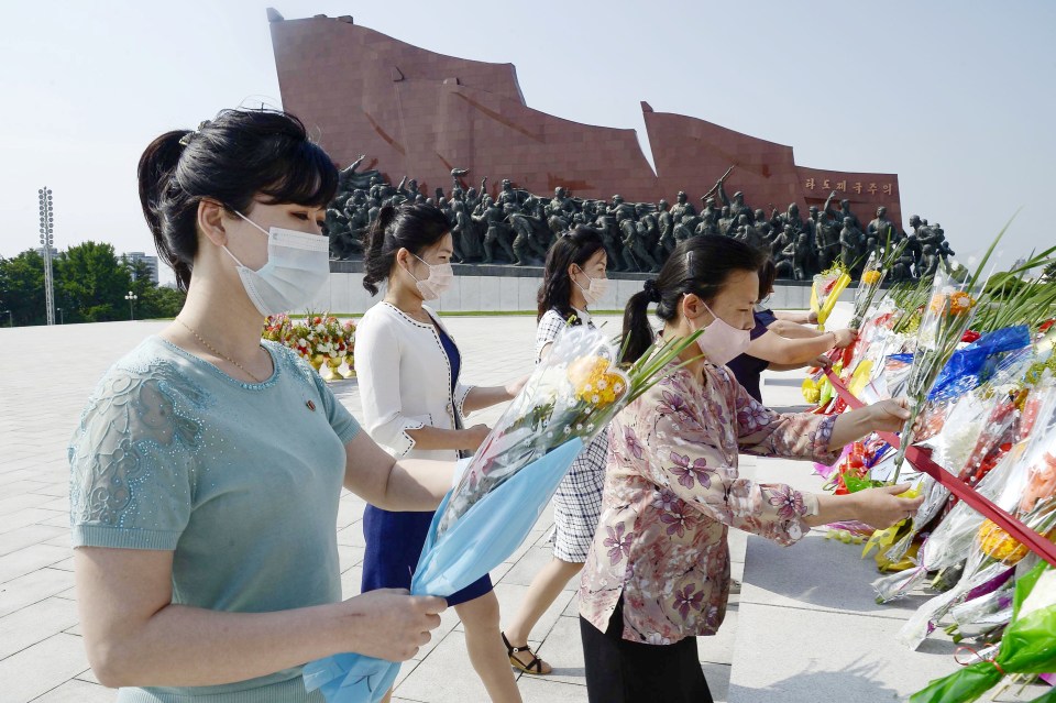 North Korean citizens pay tribute to late leader Kim Jong Il 