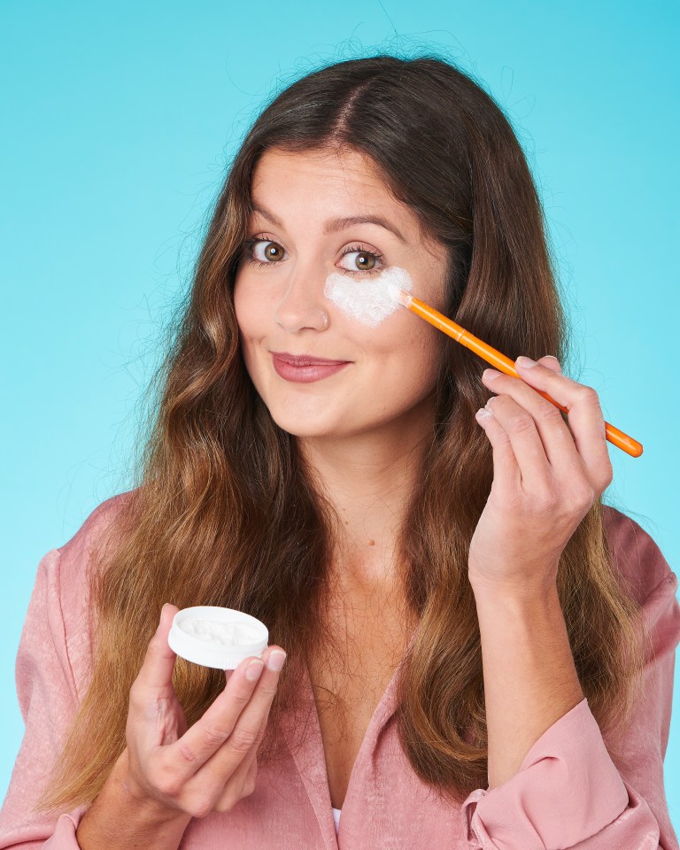 Use a brush to draw triangles of baking powder under the eyes