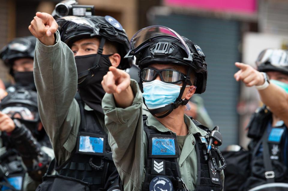 HK Police point out people to arrest for Chanting slogans which is now illegal