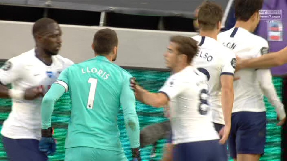  Sissoko and Winks rush in to try to calm the situation