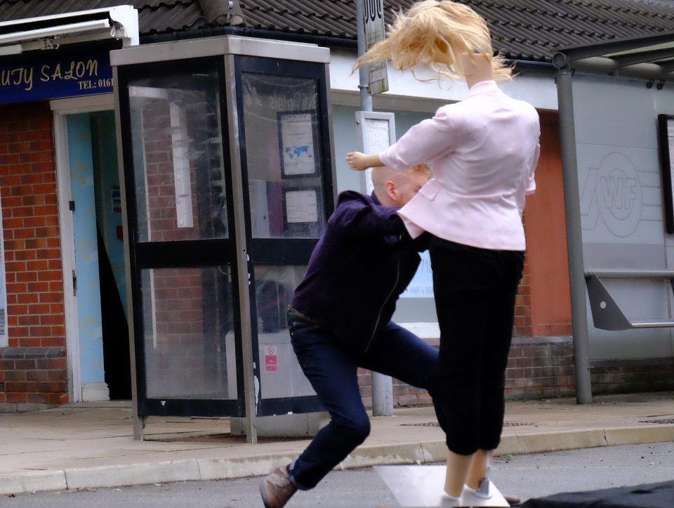 Gary and Sarah are at the centre of Corrie's first socially-distanced stunt