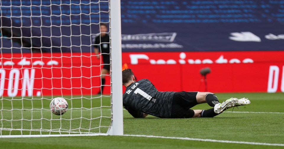 David De Gea let Mason Mount's long-range effort slide underneath him