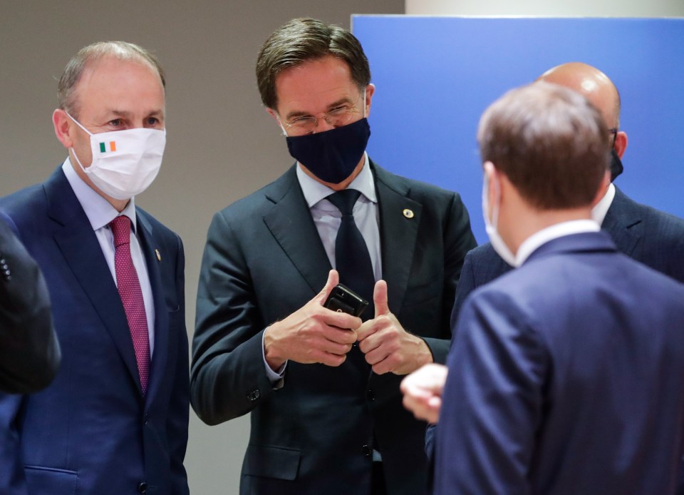 Dutch prime minister Mark Rutte talks with Emmanuel Macron