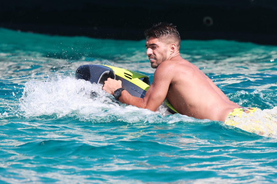 Suarez used one of the electric underwater scooters which is like a mini jet ski