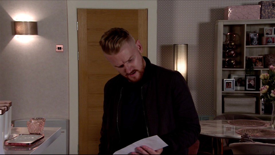 Gary Windass makes plans to flee Weatherfield