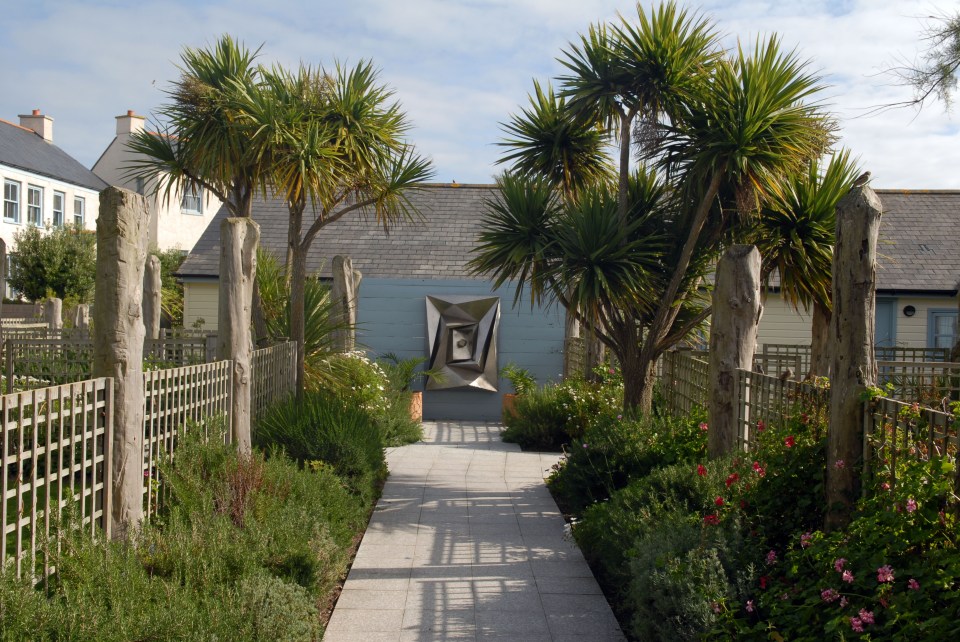 Hell Bay also has a heated outdoor pool, sauna, treatment shed with a range of deep tissue and restorative massages