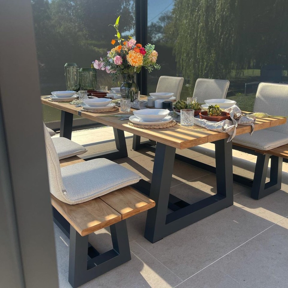  And a gorgeous dining area