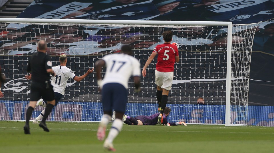 Steven Bergwijn's effort for Spurs flew straight through De Gea