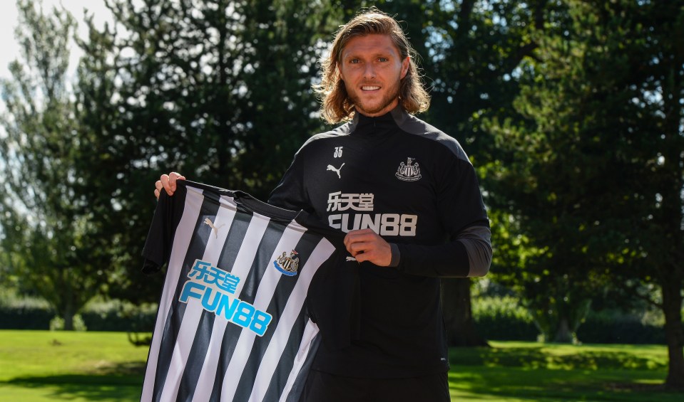 Newcastle have signed Jeff Hendrick on a free transfer from Burnley