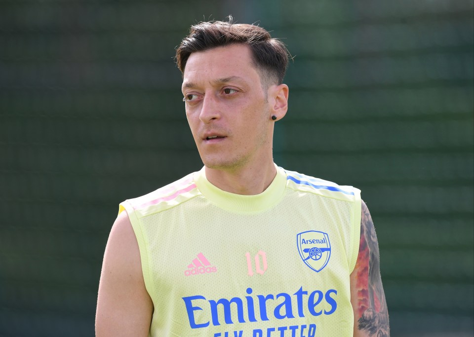 Mesut Ozil insists he is going nowhere this summer