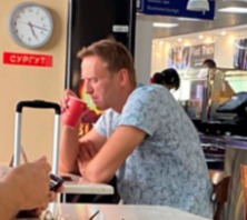 Navalny drinks tea in Tomsk before catching his flight to Moscow