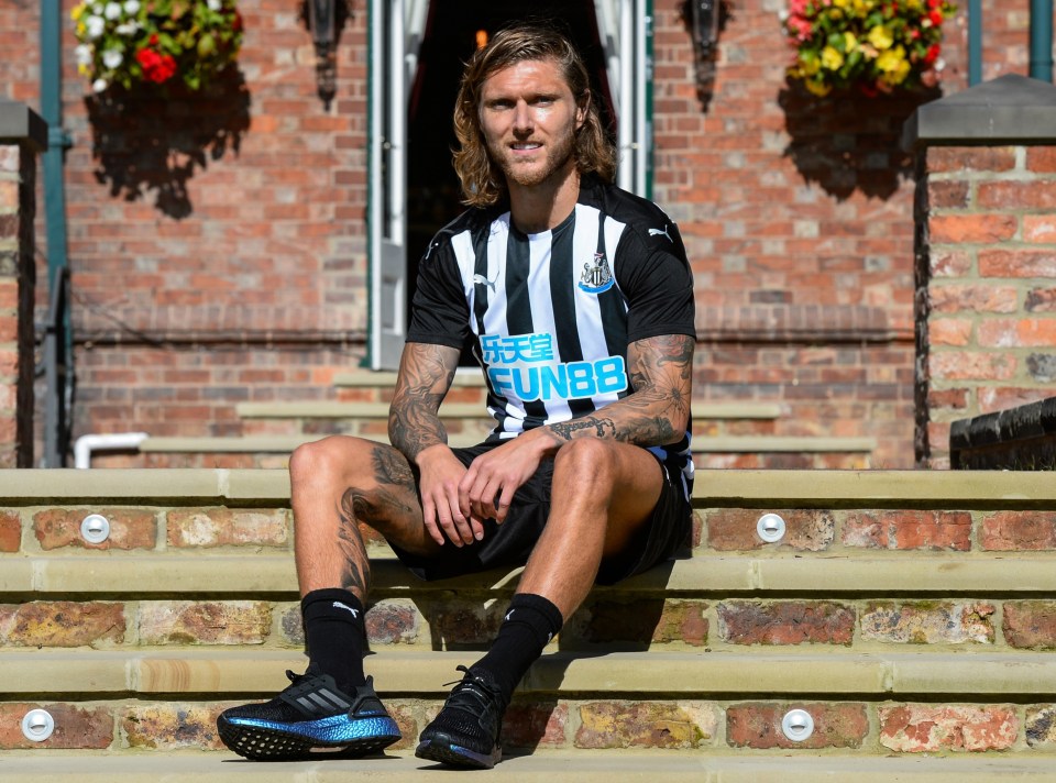 The Irish midfielder has penned a four-year deal at St James' Park