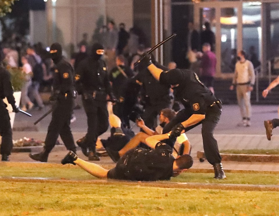 Riot police use patrons to strike protesters in Minsk