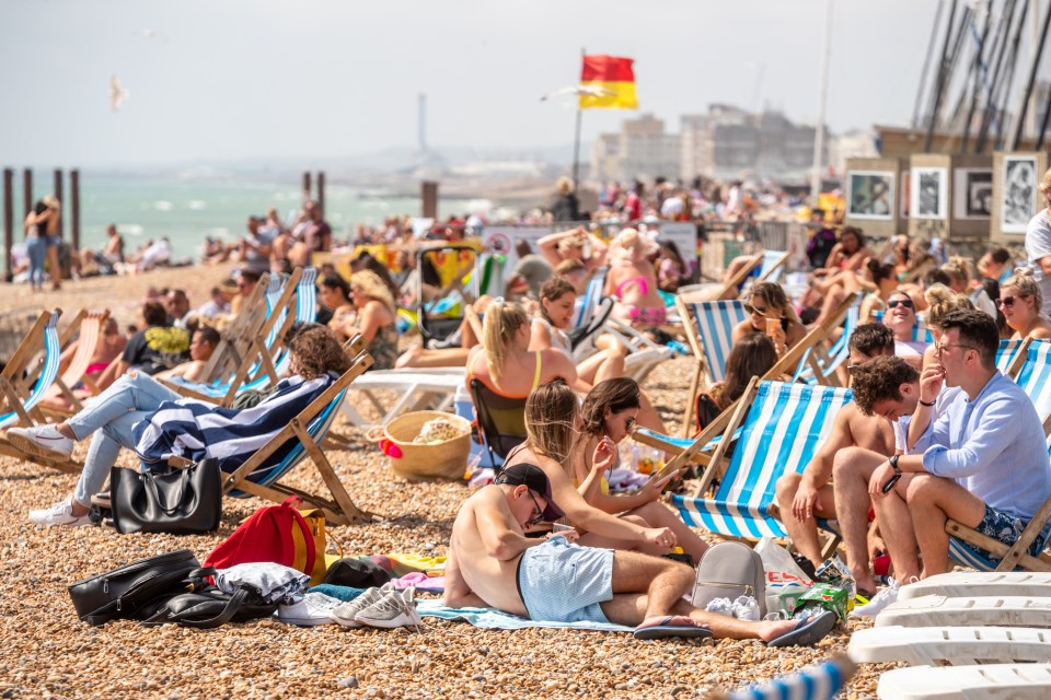 Brits enjoy the heat this weekend on Brighton beach