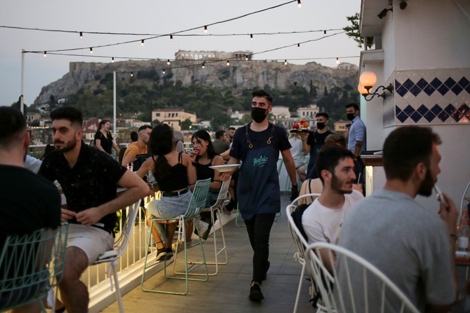 Bars and restaurants across the Greek islands will close from midnight due to a new night-time curfew