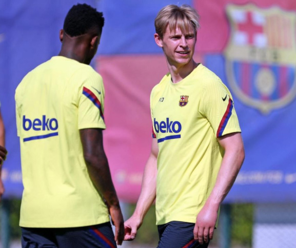 Frenkie de Jong's swollen hand was out for all to see during Barcelona's recovery session on Sunday