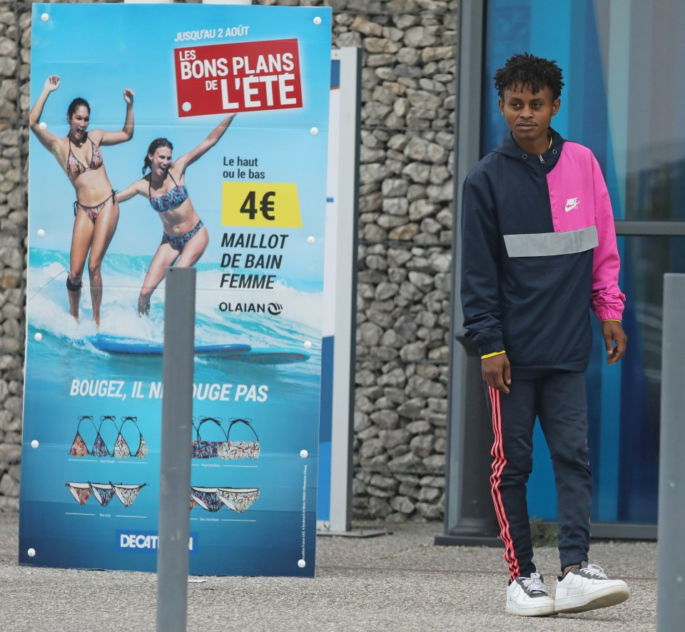 A Decathlon Sandever beach tennis racket was used as an oar by a migrant who reached Dover earlier this month