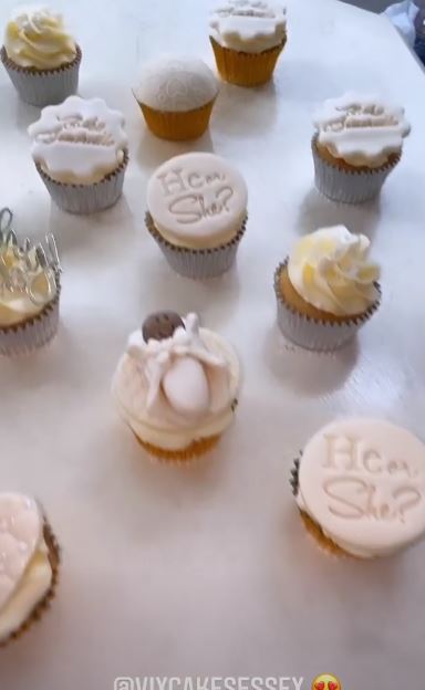 The couple treated guests to themed cupcakes