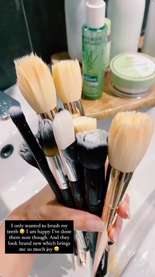 Stacey Solomon showed the clever way she gets her make-up brushes clean